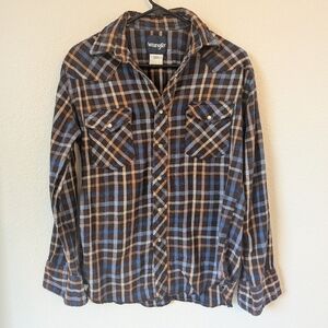 Wrangler Pearl Snap Mens Size Medium Plaid Shirt.